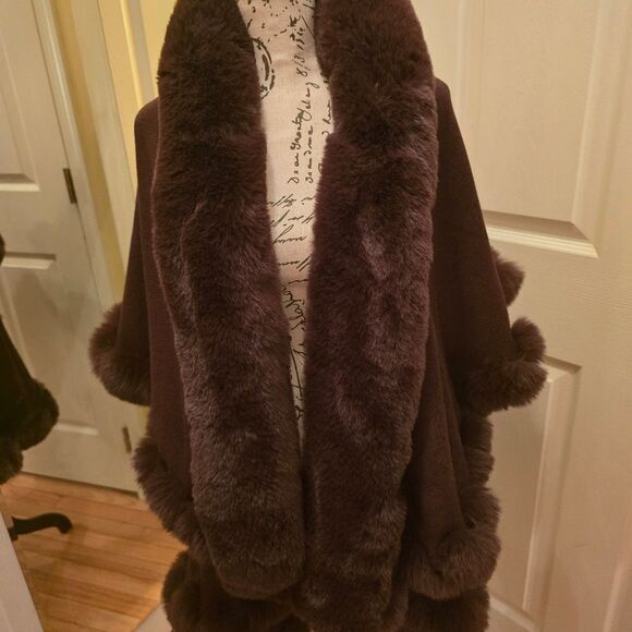 CHOCOLATE BROWN FAUX FUR LAYERED CAPE - Picture 3 of 7